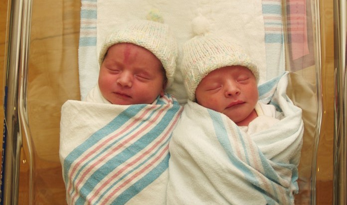 identical newborn twin differences