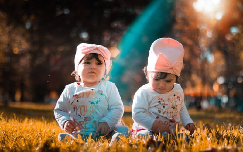 Comparing-Twins-and-Triplets-Growth-and-Development