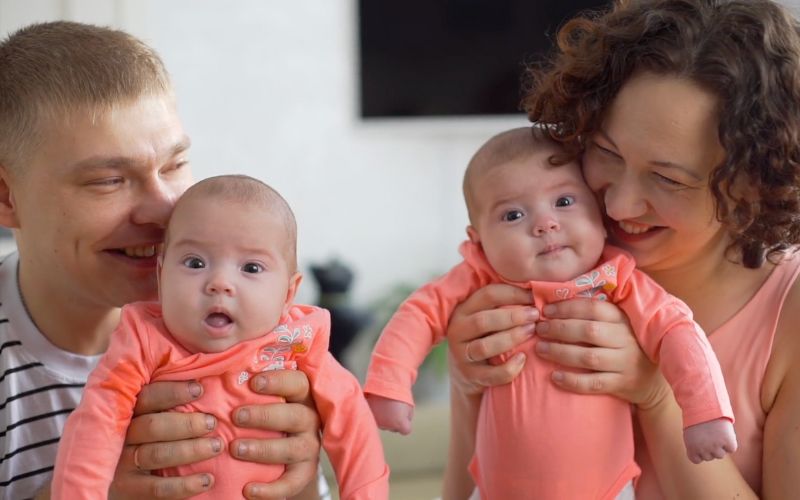 twins-compared-to-a-single-baby-different-reality